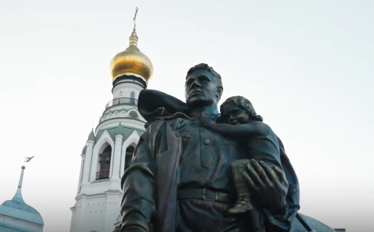 «Вальс Победы» станцуют в Вологде возле памятника Воину-освободителю – точной копии скульптуры советского солдата с немецкой девочкой на руках из Трептов-парка в Берлине