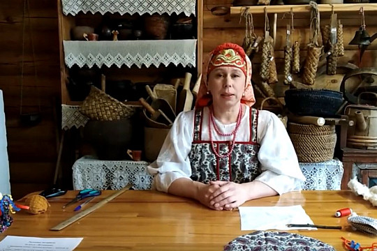 Мастер-класс «Кукла-желанница» проводит специалист ЦТНК «Пересвет» Галина Касумова