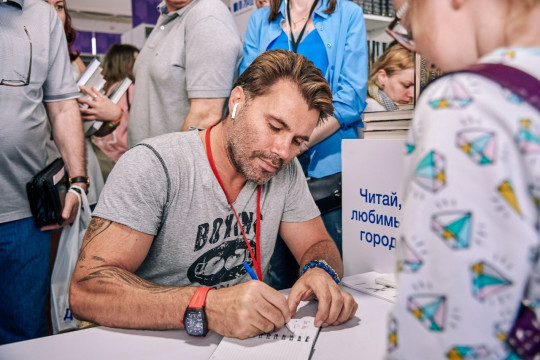 На онлайн-встречу с писателем Олегом Роем приглашают вологжан