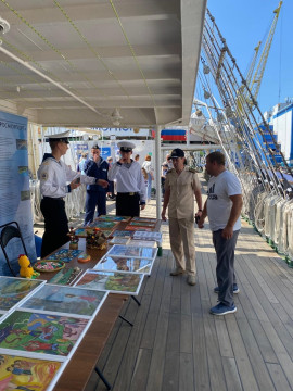 Работы юных читателей спецбиблиотеки представлены на борту парусного судна «Надежда» в Петропавловске-Камчатском