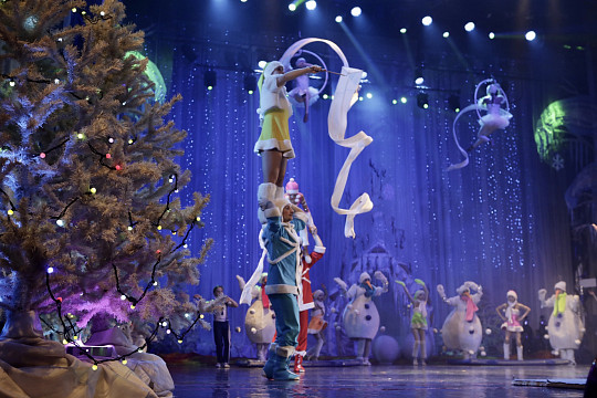 Новогодние спектакли показали детям медработников Череповца в рамках IV Благотворительного марафона