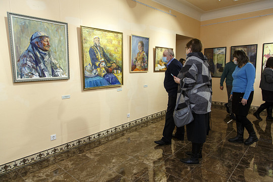 Три взгляда на мир и творчество: в Кириллове открылась выставка художников Аркадия Полякова, Олега Иванова и Максима Малоземова
