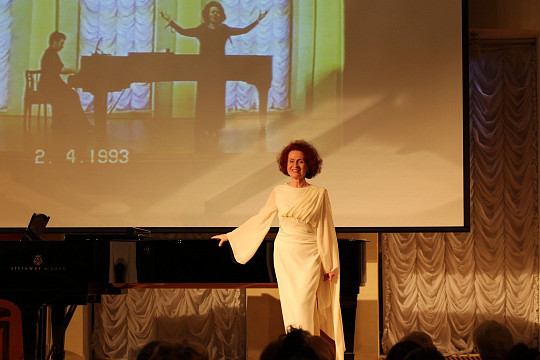 «Это зал – ваш, и он вновь полон». В Вологодский филармонии прошел юбилейный вечер Татьяны Плисс 