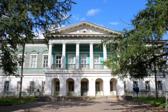На главных домах усадеб Спасское-Куркино и Дудинское установлены таблички с qr-кодами