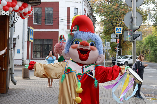 Буратино, домовой и Финтифлюшкины: областная детская библиотека отметила новоселье в новом здании