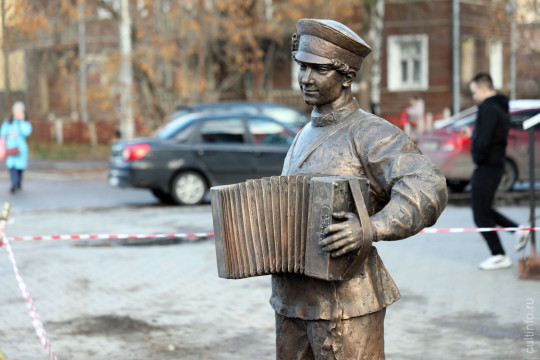 «Первый парень на деревне» появился на перекрестке улиц Мальцева и Благовещенской в Вологде 