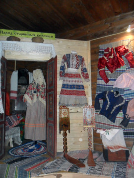 «Наряд старинный бережем…»