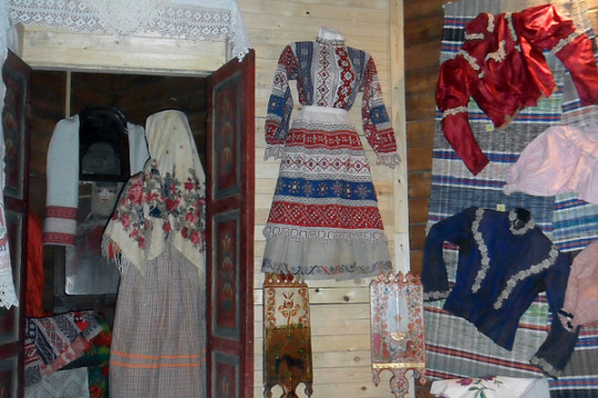 «Наряд старинный бережем…»