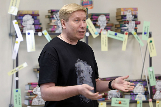 «Девять яблок +»: выставку с интригующим названием представит Олег Малинин