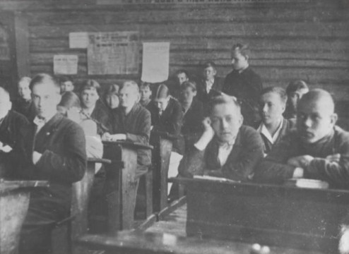 Историко-документальную выставку «Война и школа» представляют архивисты