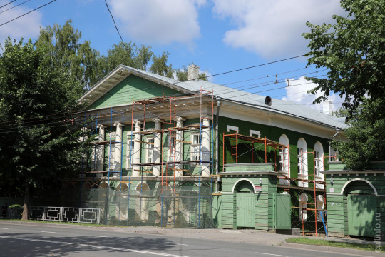 Реставраторы расчищают и красят фасады Дома Левашова в Вологде
