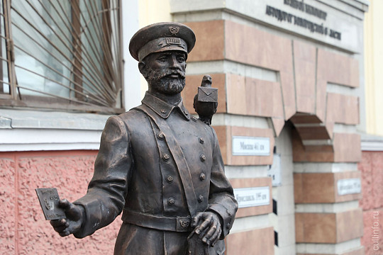 «Почтальон» прибыл в Вологду: третью скульптуру установили у здания Главного почтамта 