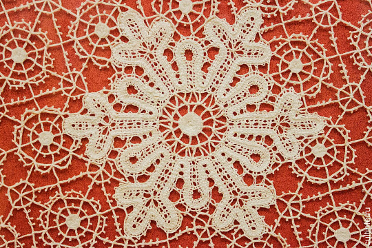 Творческий конкурс «С небес летят волшебные снежинки» проводит городская библиотека №3