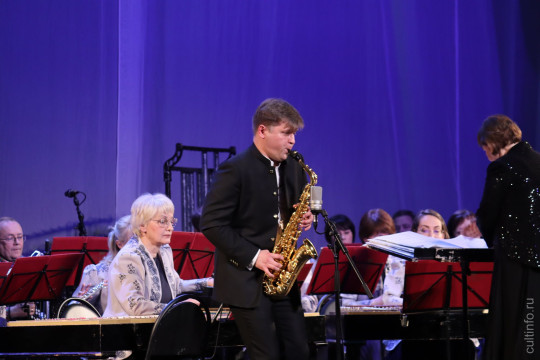 Экватор фестиваля «Покровские встречи» отметили концертом Губернаторского оркестра народных инструментов и саксофониста Сергея Колесова