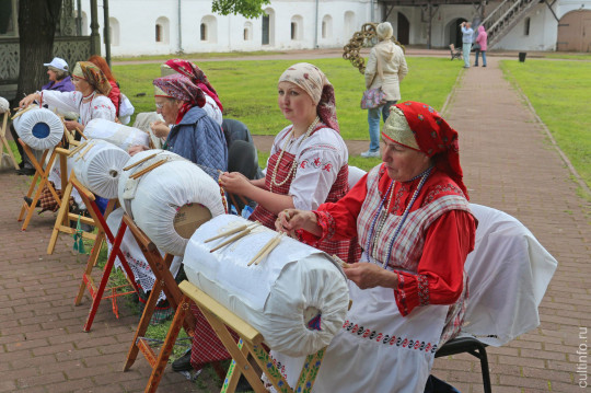 Императорскую корону и вензель Петра I выплетут участницы массовой акции «Кружевная ассамблея» на фестивале «Vita Lace» 