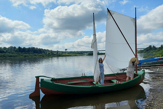 Построенный в Тотьме традиционный карбас отправился в экспериментальное  путешествие по Сухоне
