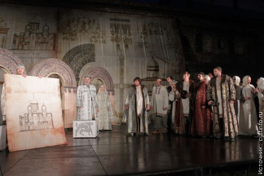 «Андрей Боголюбский» на фоне Вологодского кремля