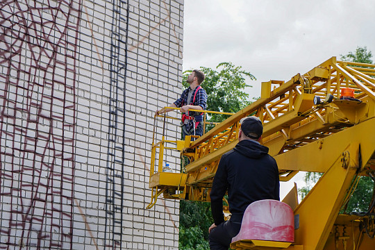 Художники фестиваля стрит-арта «Палисад» приступили к оформлению фасадов в Вологде