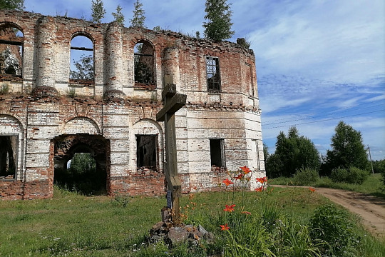 В Кичменгско-Городецком районе восстанавливают каменный храм XIX века и школу, где учился герой Русско-японской войны 
