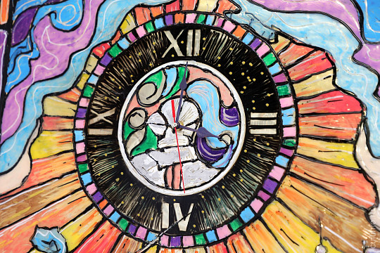 Сказочные «витражи» Олега Малинина поселились в Городской библиотеке №15