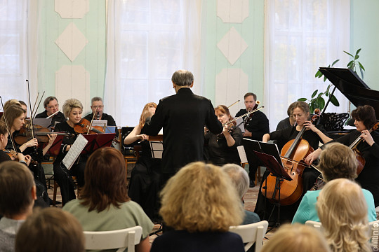 Камерный оркестр играет в усадьбах Вологодчины:  программу, посвященную русской усадебной культуре, представляет в октябре и ноябре Вологодская филармония
