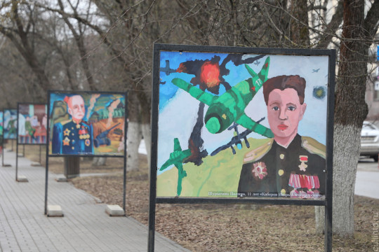Уличные экспозиции, посвященные вкладу вологжан в дело Великой Победы, можно увидеть в центре областной столицы