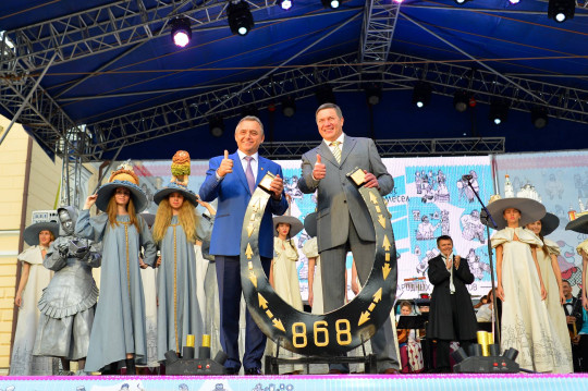 Подкову весом более 50 кг подарил Евгений Шулепов Олегу Кувшинникову на торжественном открытии фестиваля «Голос ремесел»