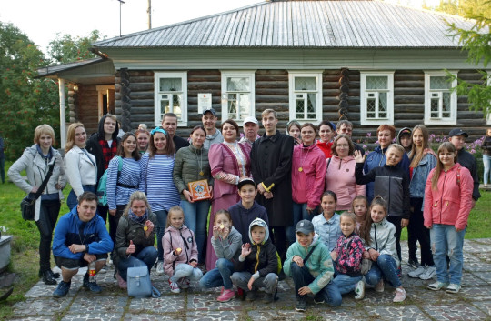 Перезвон колоколов Тотьма – Форт Росс прошел в экстремальных условиях дождя и шквалистого ветра: жители отметили юбилей района и День города