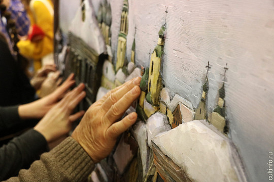 Дотронуться до искусства: в Вологодской картинной галерее появилась тактильная картина 