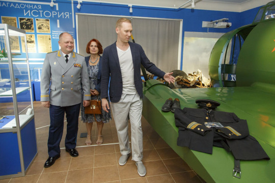 Форму киношного Евгения Преображенского передали в кирилловский «музей с самолетом»