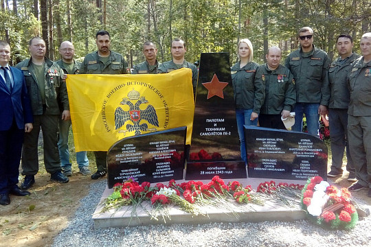 В Бабаевском районе открыли памятник летчикам и техникам, погибшим здесь в 1943 году