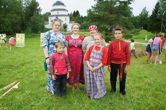 Песнями, забавами, конкурсами и спуском на воду новой ладьи Сергея Токарева отметили Ильин день в селе Цыпино