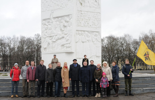 В честь 100-летия революции вологжане возложили цветы к памятнику героям революции и Гражданской войны