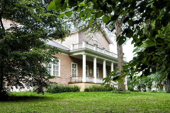 Анастасия Иванова, художница из Тутаева, представила в музее-усадьбе Батюшковых и А. Куприна работы, посвященные жизни Николая Рубцова