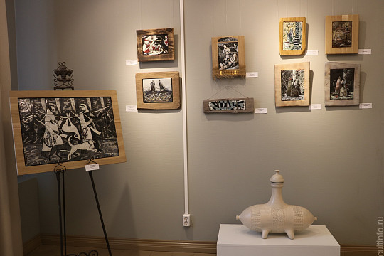 Яркие образы на горячей эмали художников из разных городов России представляет Центр ремесел