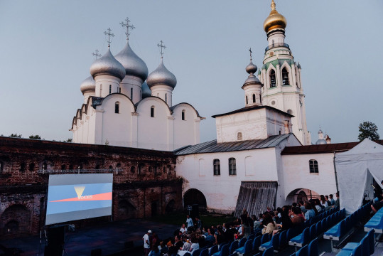 Cultinfo Weekend: Дни VOICES, праздник в усадьбе Спасское-Куркино, «Ночь кино» в Вологде и Кириллове, шемогодская резьба и фестиваль красок