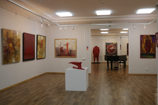 50 оттенков красного можно рассмотреть на новой выставке в Доме Корбакова