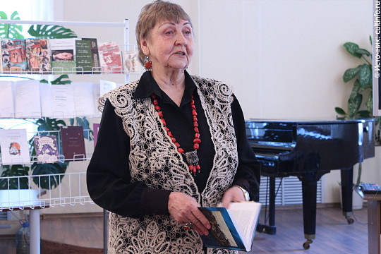 Книгу «Синяя тетрадь с бронзовой застежкой» представила вологжанам Валентина Боровицкая