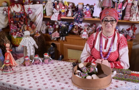 Надежда Соболева учит «ладить» куклу «Задрыпанку»