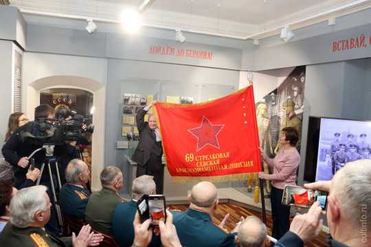 В фонды Вологодского музея-заповедника передали копию знамени 69-й мотострелковой Севской дивизии