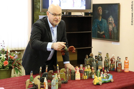 Во время акции «Мужской handmade» резчик по дереву Евгений Курочкин рассказал школьникам, как создает свои панно