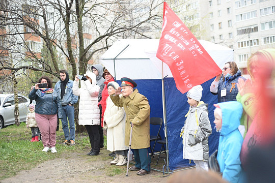 Ветеран Владимир Сафонов командовал парадом Победы, который прошел в его дворе