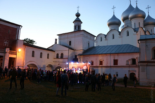 Cultinfo Weekend: ночь – в музее, суббота – в усадьбе, астрономия – в библиотеке, волонтеры – на субботнике. И «Хочу луну» в театре!