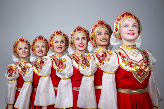На предновогодний концерт приглашают вологжан ансамбли «Рябинка» и «Веселая планета»