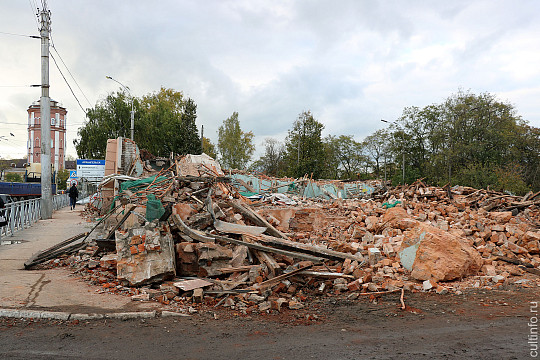 Снос здания бывшего спорткомплекса «Труд» прокомментировали представители властей и известный вологодский экскурсовод Александр Сазонов