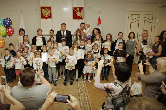 Юные художники – участники конкурса «С днем рождения, Вологодчина» – получили награды из рук главы региона