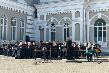 Сегодня Губернаторский оркестр русских народных инструментов исполнит военные песни на железнодорожном вокзале Череповца