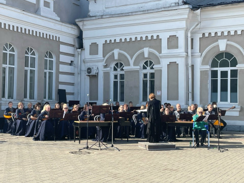 Сегодня Губернаторский оркестр русских народных инструментов исполнит военные песни на железнодорожном вокзале Череповца