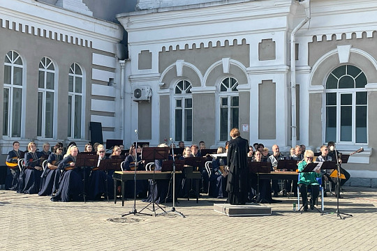 Сегодня Губернаторский оркестр русских народных инструментов исполнит военные песни на железнодорожном вокзале Череповца