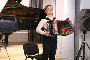 Народные мелодии и популярные эстрадные композиции исполнит гармонист Вячеслав Зубарев